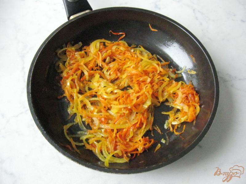 Фото приготовление рецепта: Салат с фасолью и сухариками шаг №4