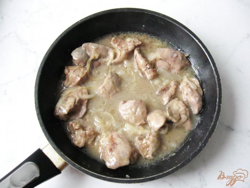Фото приготовление рецепта: Куриная печень с грибами в сливках шаг №3