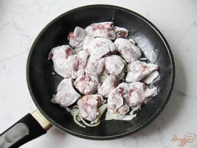 Фото приготовление рецепта: Куриная печень с грибами в сливках шаг №2