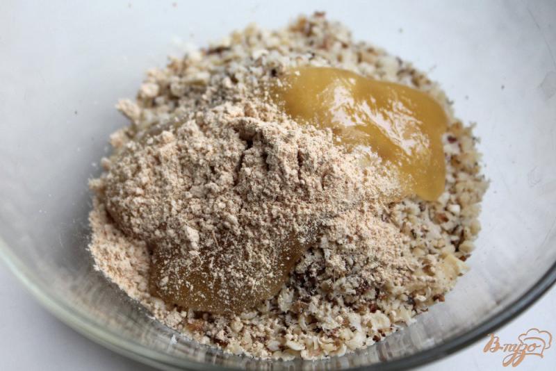 Фото приготовление рецепта: Ореховые конфеты с медом шаг №2
