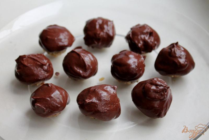 Фото приготовление рецепта: Ореховые конфеты с медом шаг №6