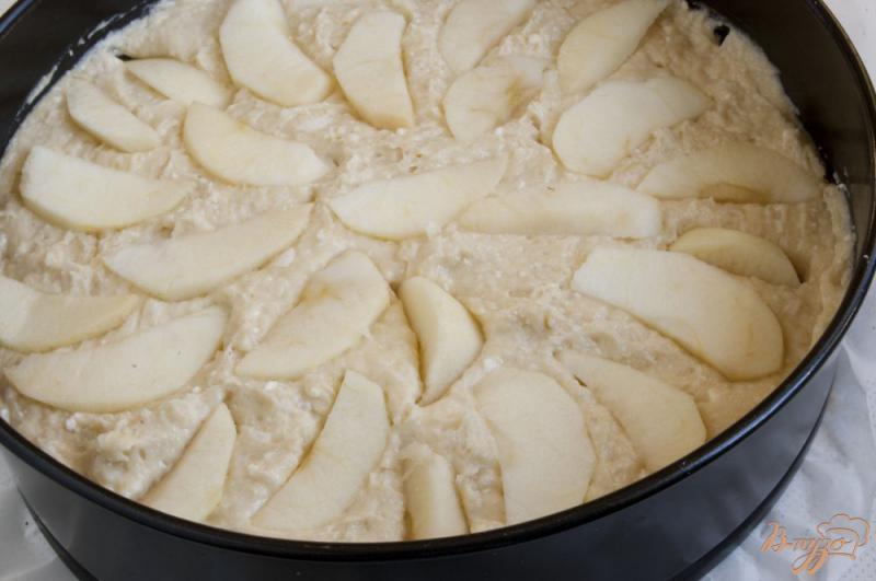 Фото приготовление рецепта: Пирог с яблоками и творогом шаг №6