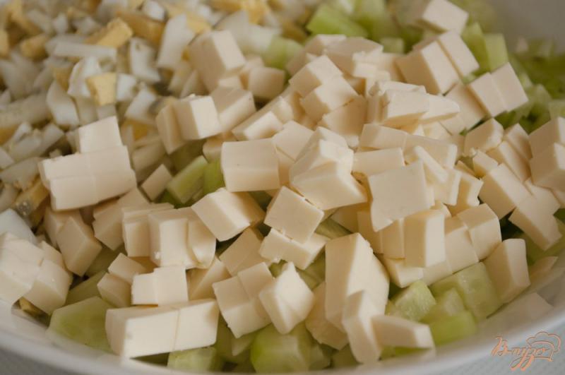 Фото приготовление рецепта: Салат с картофелем и плавленым сырком шаг №4