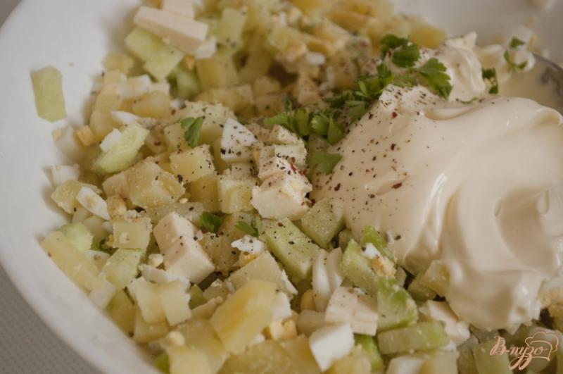 Фото приготовление рецепта: Салат с картофелем и плавленым сырком шаг №5