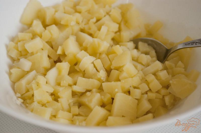 Фото приготовление рецепта: Салат с картофелем и плавленым сырком шаг №1