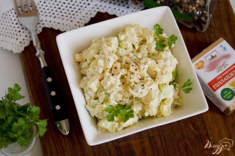 Фото приготовление рецепта: Салат с картофелем и плавленым сырком шаг №6