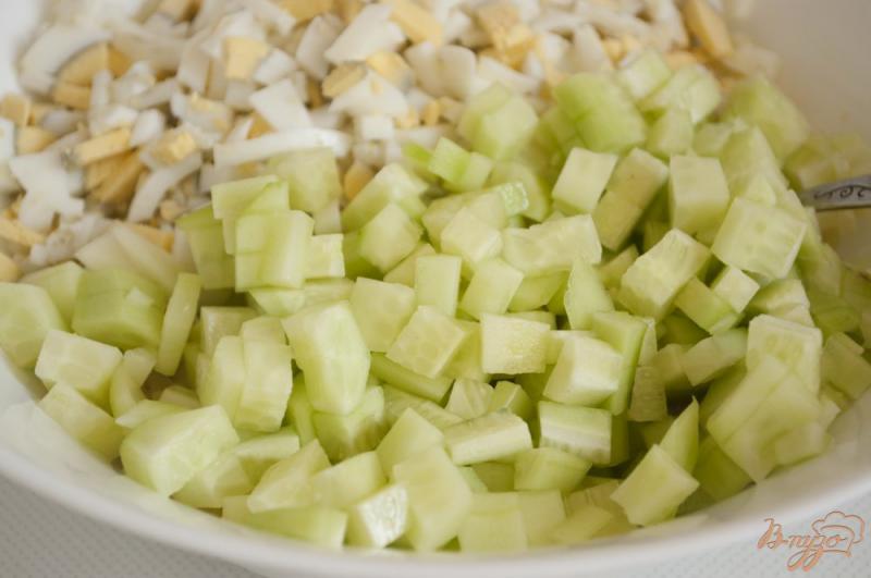 Фото приготовление рецепта: Салат с картофелем и плавленым сырком шаг №2