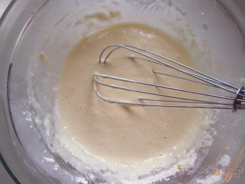 Фото приготовление рецепта: Заливной пирог на кефире шаг №3