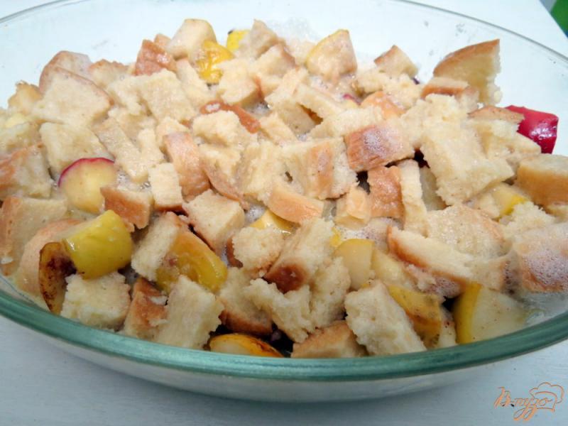 Фото приготовление рецепта: Хлебный пудинг с яблоками шаг №9