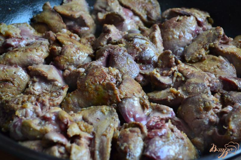 Фото приготовление рецепта: Куриная печень в сливках со шпинатом шаг №2