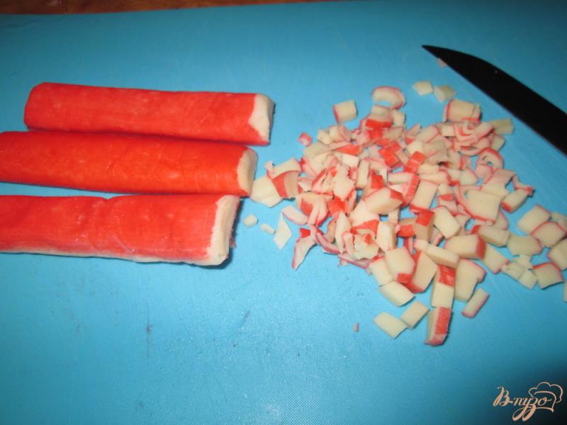 Фото приготовление рецепта: Тапас с редисом и крабовыми палочками шаг №2
