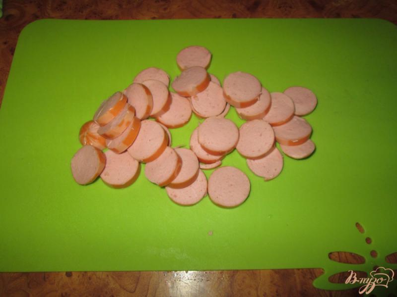 Фото приготовление рецепта: Запеканка с картофелем, сосисками и помидорами шаг №4