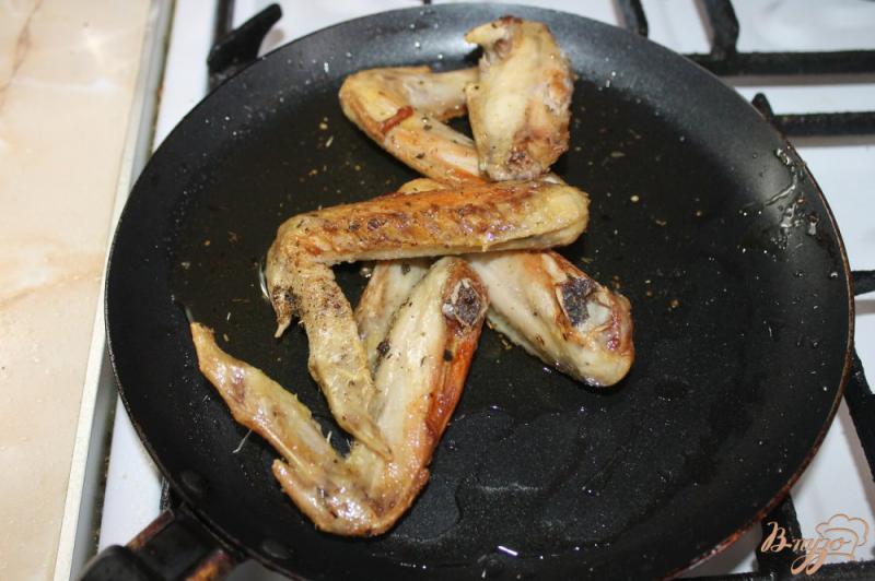 Фото приготовление рецепта: Пикантные куриные крылья в соусе шаг №4