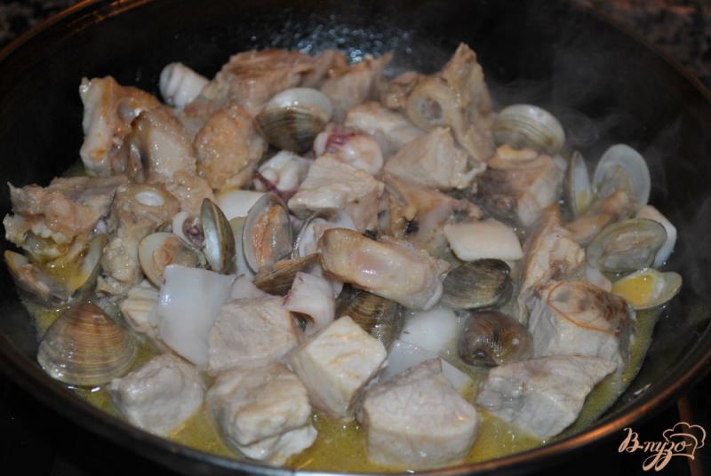 Фото приготовление рецепта: Паэлья с морепродуктами шаг №4