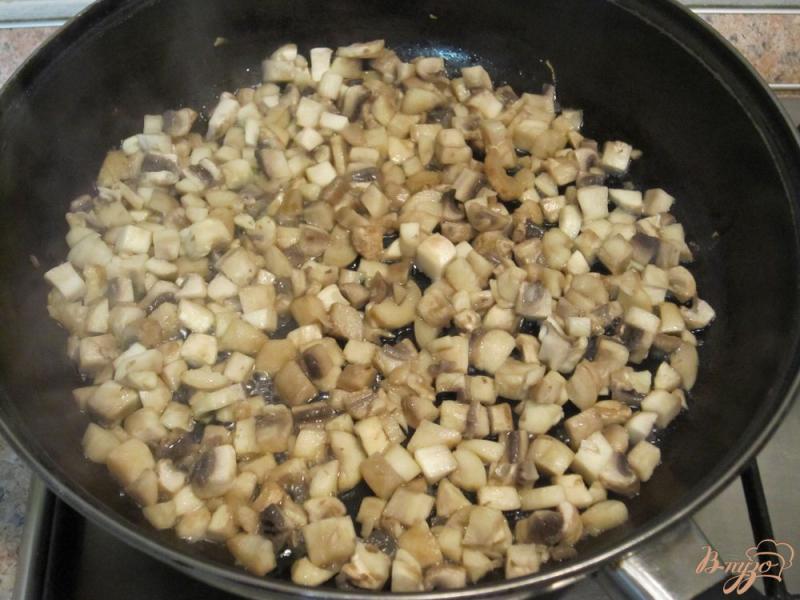 Фото приготовление рецепта: Перцы, фаршированные грибами и рисом шаг №4