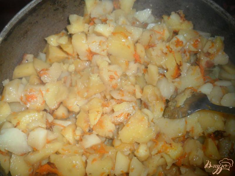 Фото приготовление рецепта: Тушеный картофель с салом шаг №4