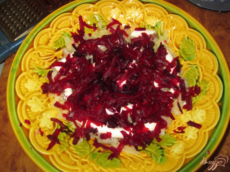 Фото приготовление рецепта: Слоеный салат с сельдью и свеклой шаг №4