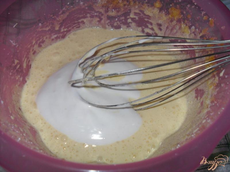 Фото приготовление рецепта: Бисквит с ягодами и грушами в мультиварке шаг №5