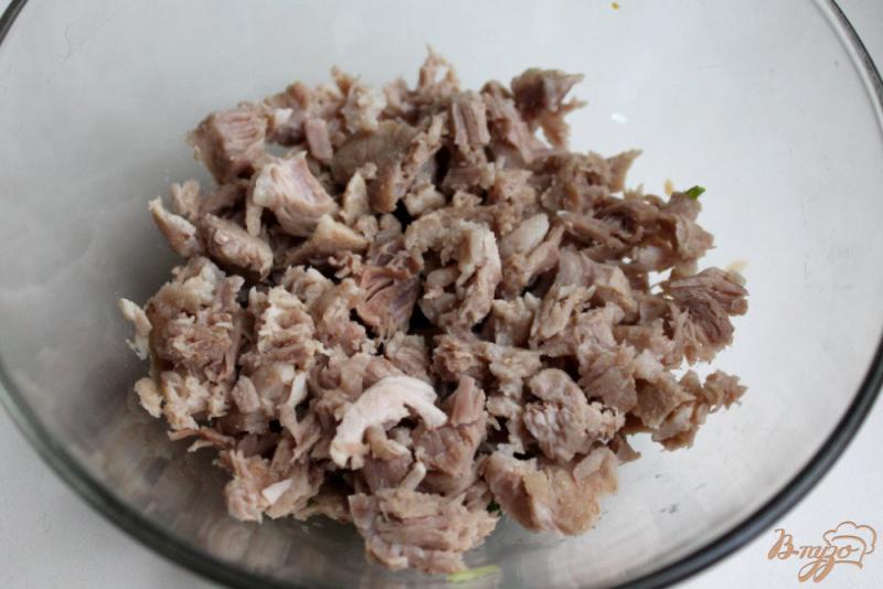 Фото приготовление рецепта: Мясной салат с гранатовыми зернами шаг №2