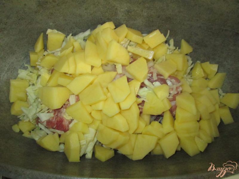 Фото приготовление рецепта: Жаркое со свиными ребрами и картофелем шаг №2