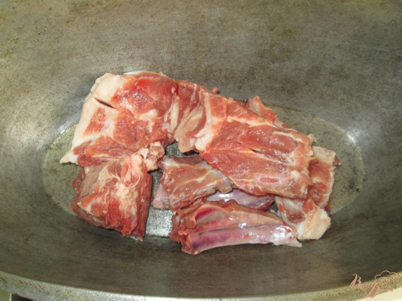 Фото приготовление рецепта: Жаркое со свиными ребрами и картофелем шаг №1