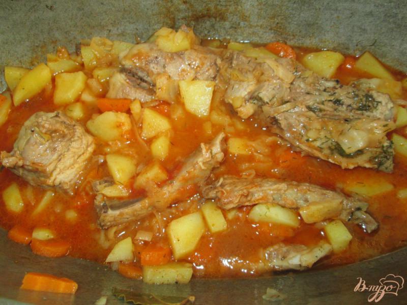 Фото приготовление рецепта: Жаркое со свиными ребрами и картофелем шаг №6