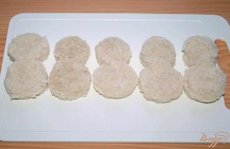 Фото приготовление рецепта: Бутерброды «Снеговики» шаг №1