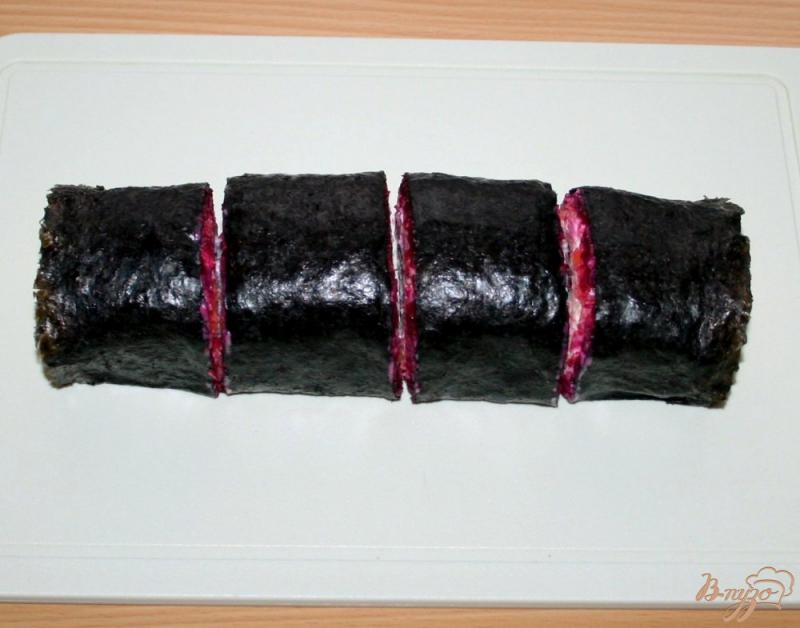 Фото приготовление рецепта: Салат «Сельдь под шубой» в виде суши шаг №14