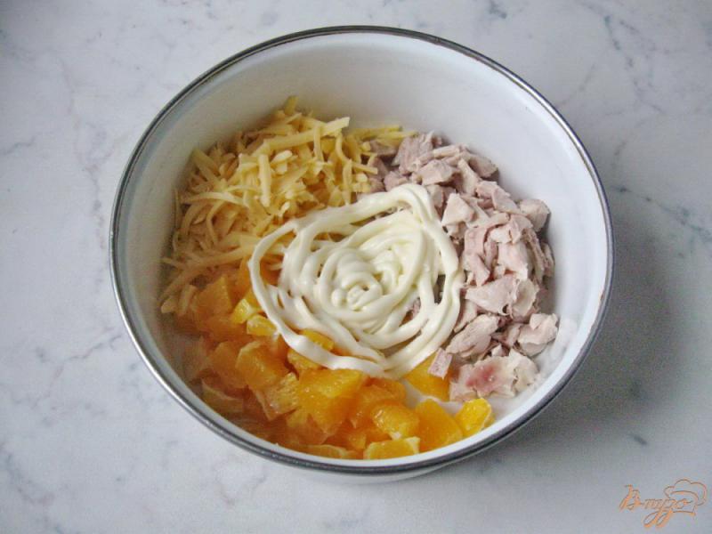 Фото приготовление рецепта: Салат с апельсином и курицей шаг №4
