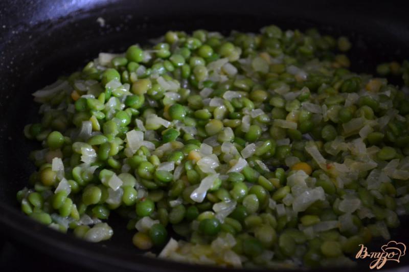 Фото приготовление рецепта: Котлеты с горохом в сливочном соусе со шпинатом шаг №4
