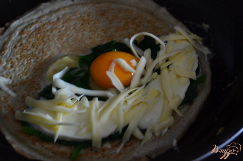 Фото приготовление рецепта: Блины со шпинатом, сыром и яйцом шаг №5