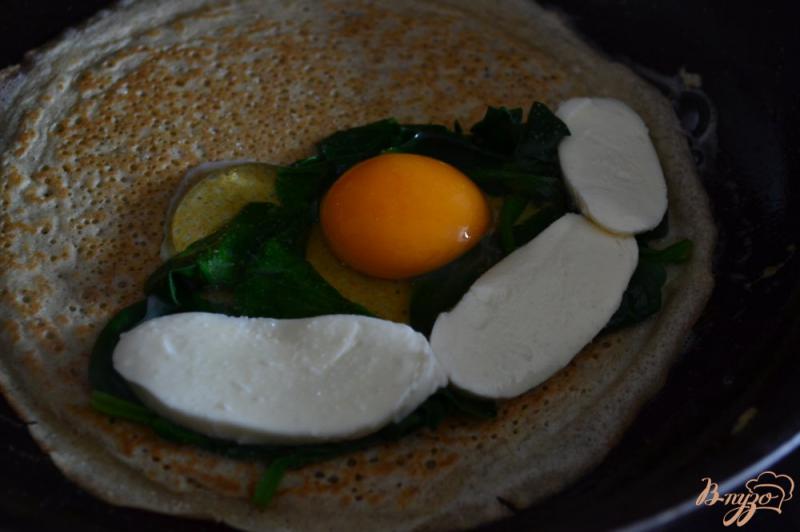 Фото приготовление рецепта: Блины со шпинатом, сыром и яйцом шаг №4