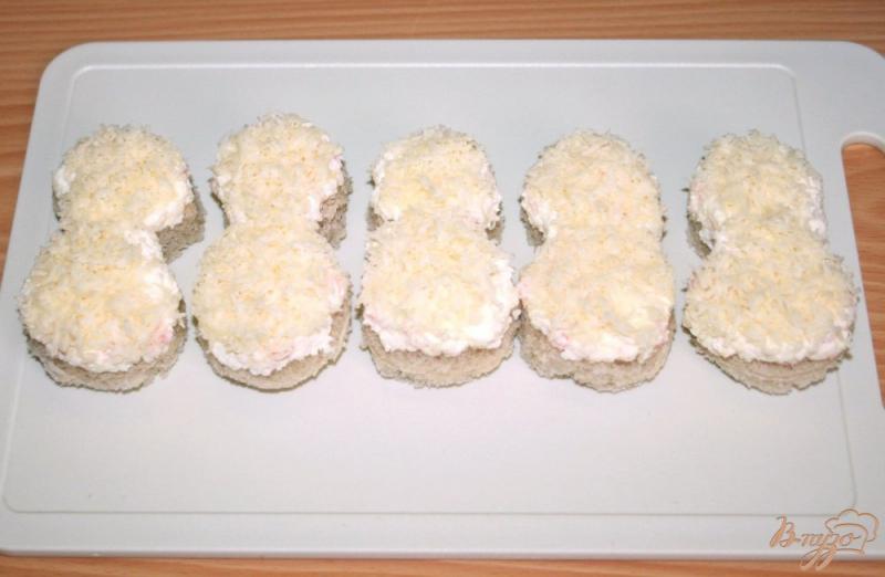 Фото приготовление рецепта: Бутерброды «Снеговики» шаг №5