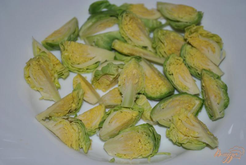 Фото приготовление рецепта: Салат-микс с брюссельской капустой шаг №1