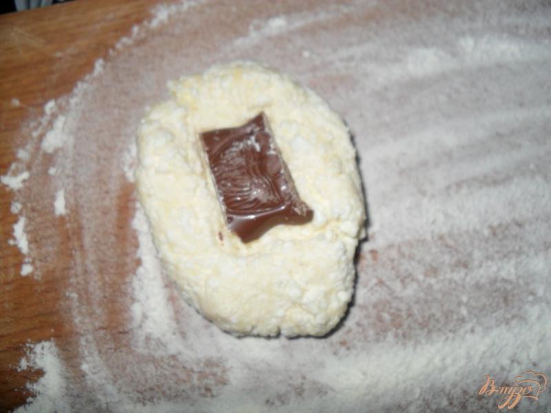 Фото приготовление рецепта: Сырники с шоколадом шаг №2