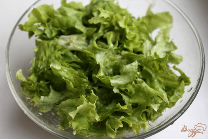 Фото приготовление рецепта: Зеленый салат с брынзой в слоеных корзинках шаг №5