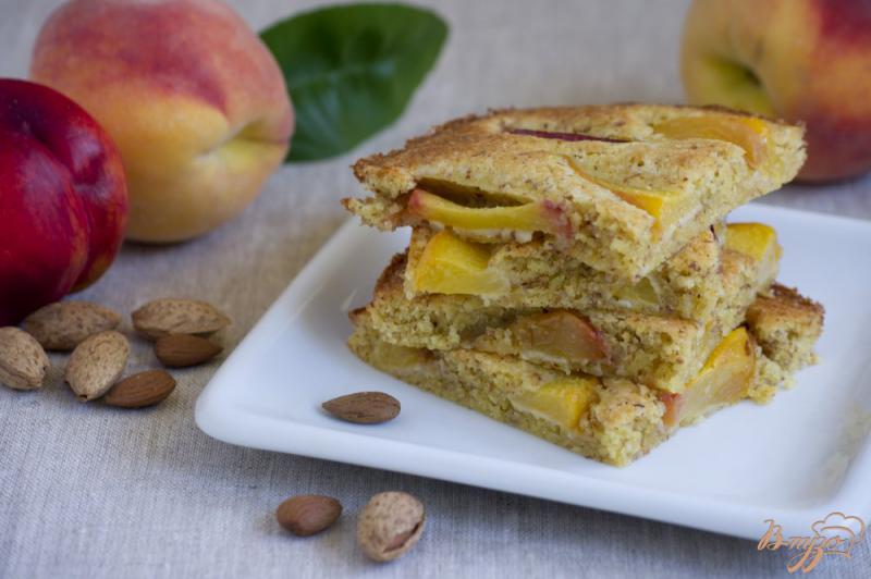 Фото приготовление рецепта: Пирог с нектарином и персиком шаг №7