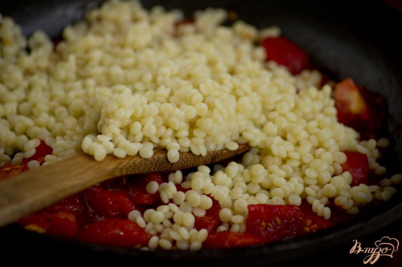 Фото приготовление рецепта: Кускус с помидорами шаг №5