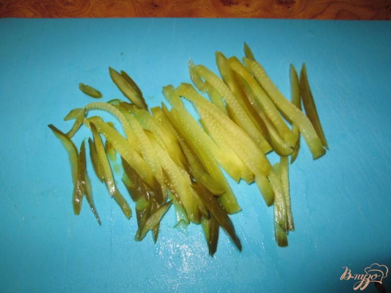 Фото приготовление рецепта: Салат из капусты и соленых огурчиков шаг №3