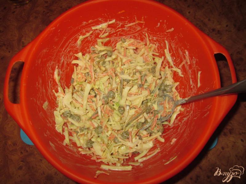 Фото приготовление рецепта: Салат из капусты и соленых огурчиков шаг №6