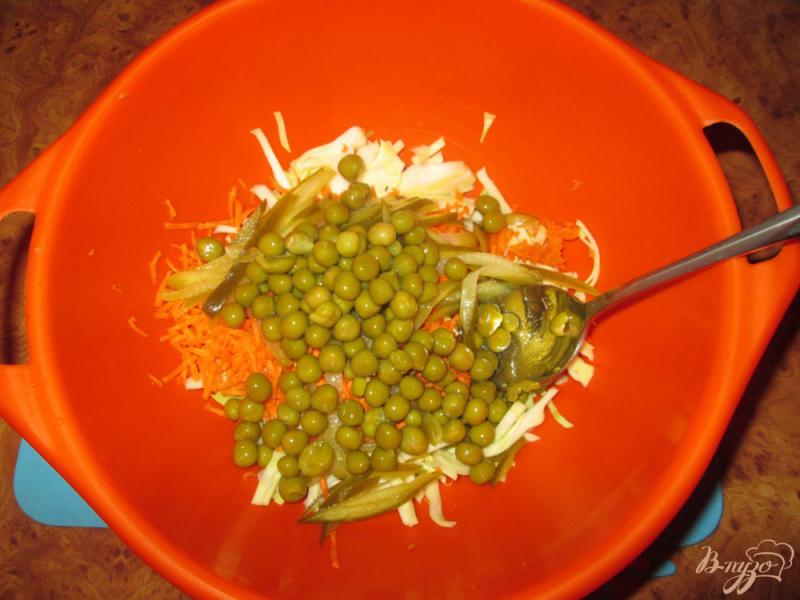 Фото приготовление рецепта: Салат из капусты и соленых огурчиков шаг №4