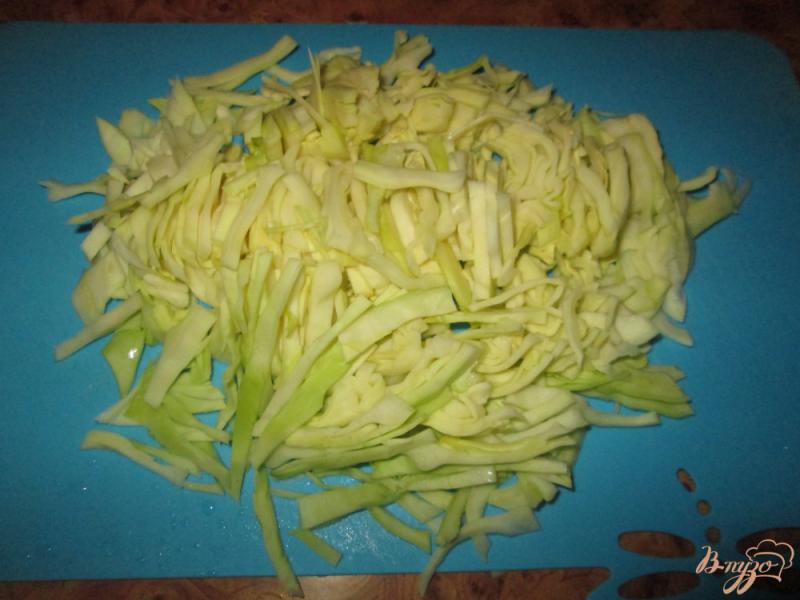 Фото приготовление рецепта: Салат из капусты и соленых огурчиков шаг №1