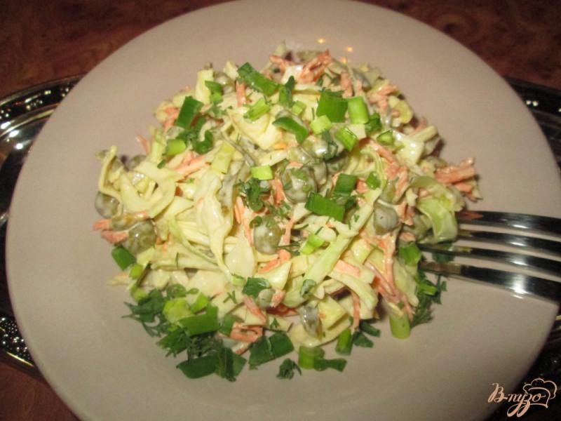 Фото приготовление рецепта: Салат из капусты и соленых огурчиков шаг №7