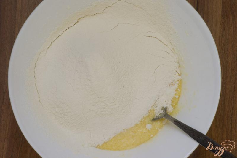 Фото приготовление рецепта: Пирог со сливами и штрейзелем шаг №4