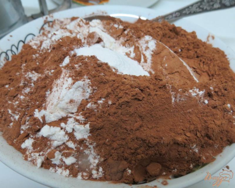 Фото приготовление рецепта: Шоколадный кекс пятиминутка шаг №3