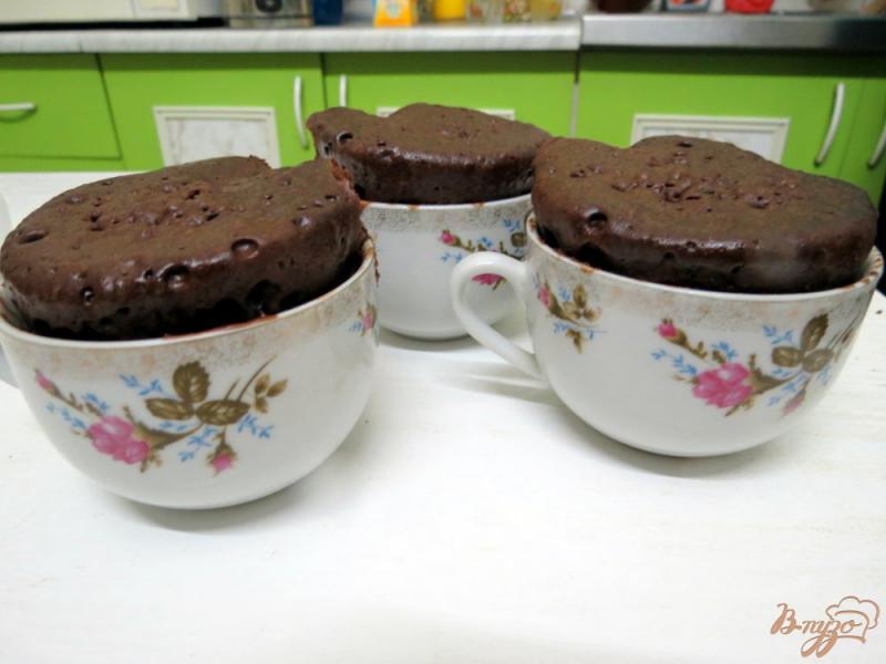 Фото приготовление рецепта: Шоколадный кекс пятиминутка шаг №7