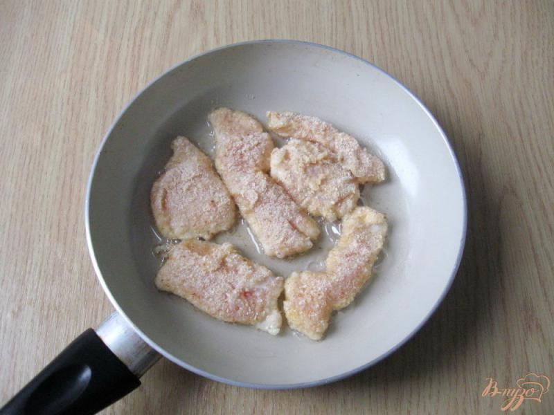 Фото приготовление рецепта: Филе куриной грудки в яйцах и сухарях шаг №5