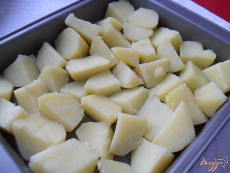 Фото приготовление рецепта: Запеченный картофель с колбасой и луком шаг №6