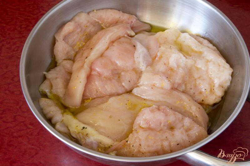 Фото приготовление рецепта: Куриные отбивные с вишнями шаг №2