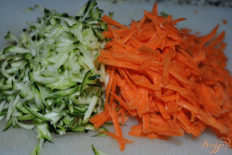 Фото приготовление рецепта: Свежий салат с кориандром и имбирем шаг №5